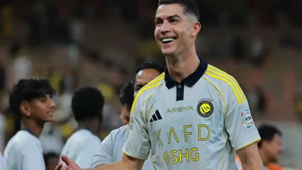 Ronaldo lấn sân điện ảnh, đóng phim truyền hình về bóng đá