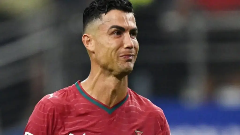 Ronaldo nghẹn ngào bật khóc chia tay World Cup, ôm tạm biệt Yamal: Khoảnh khắc nhói lòng