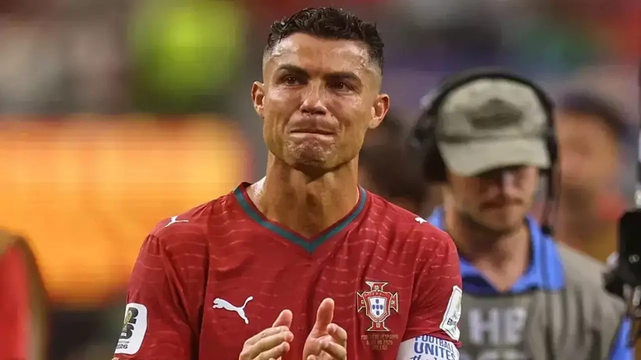 Ronaldo tặng ca sĩ nghiệp dư giày thi đấu