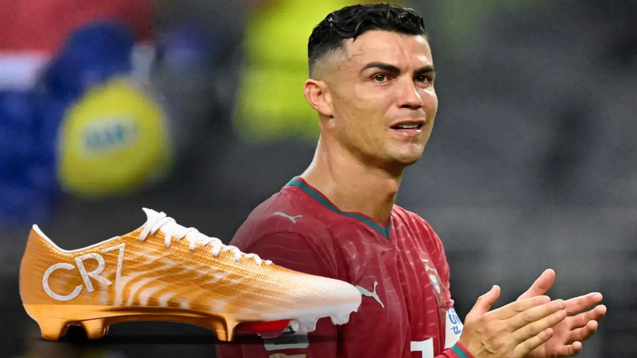Ronaldo tặng fan đôi giày cực hiếm