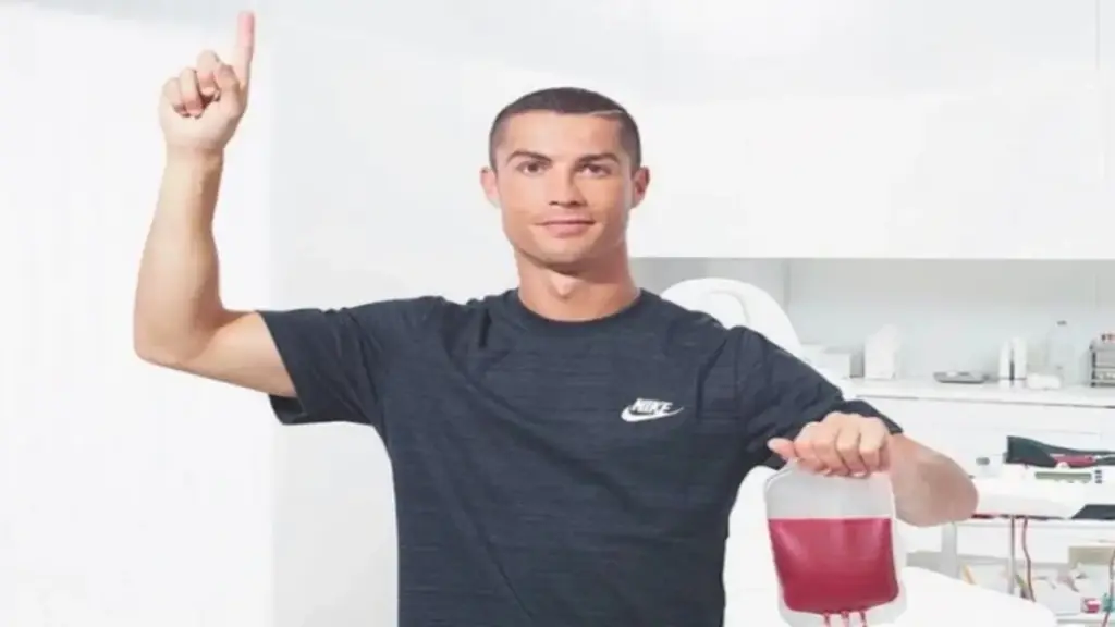 Ronaldo “trường sinh” ở tuổi 41: Không hình xăm, chăm hiến máu