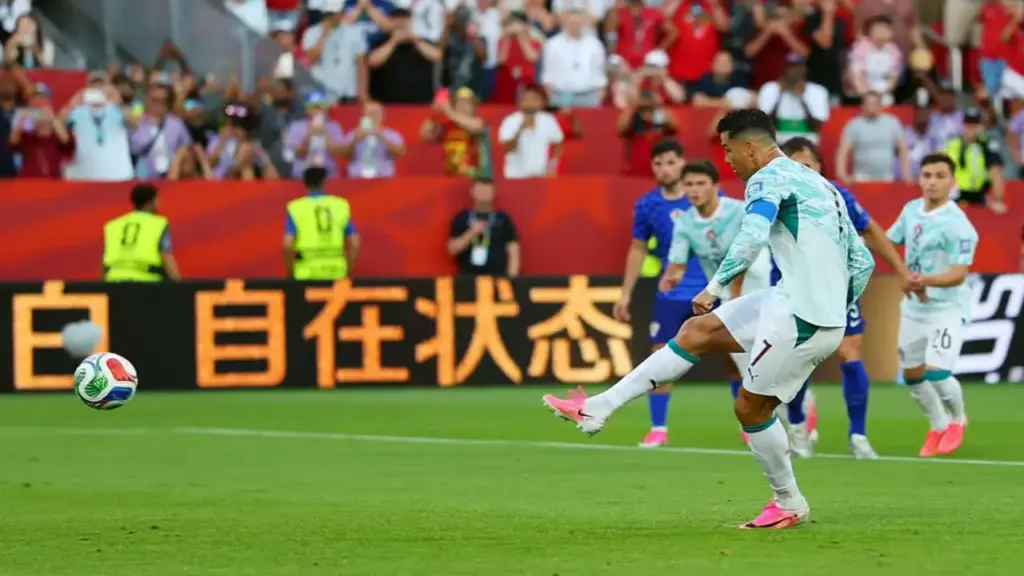 Ronaldo xóa dớp 'tịt ngòi' ở vòng knock-out World Cup