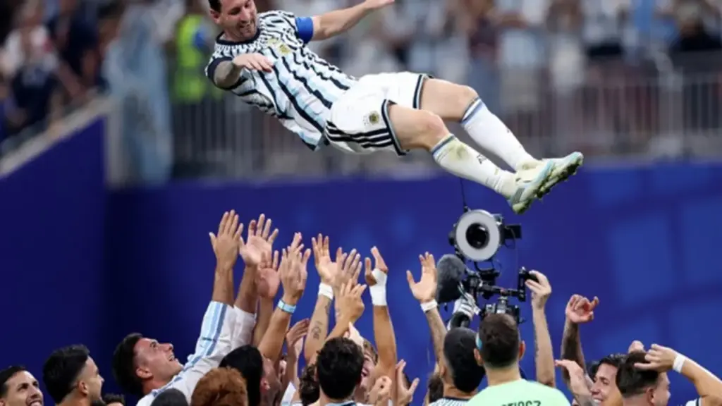 Roy Keane ca ngợi tinh thần 'chiến đấu đường phố' của Argentina sau kỳ tích lội ngược dòng không tưởng