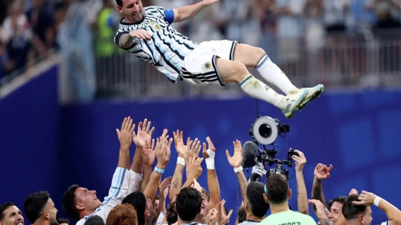 Roy Keane ca ngợi tinh thần 'chiến đấu đường phố' của Argentina sau kỳ tích lội ngược dòng không tưởng