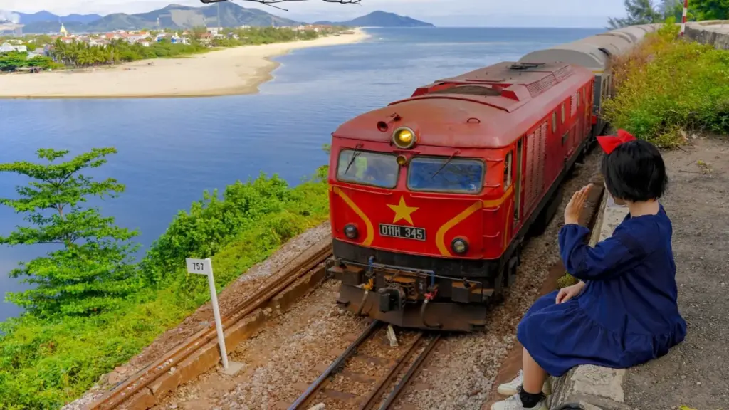 Săn ảnh tàu hỏa chạy qua vịnh Lăng Cô