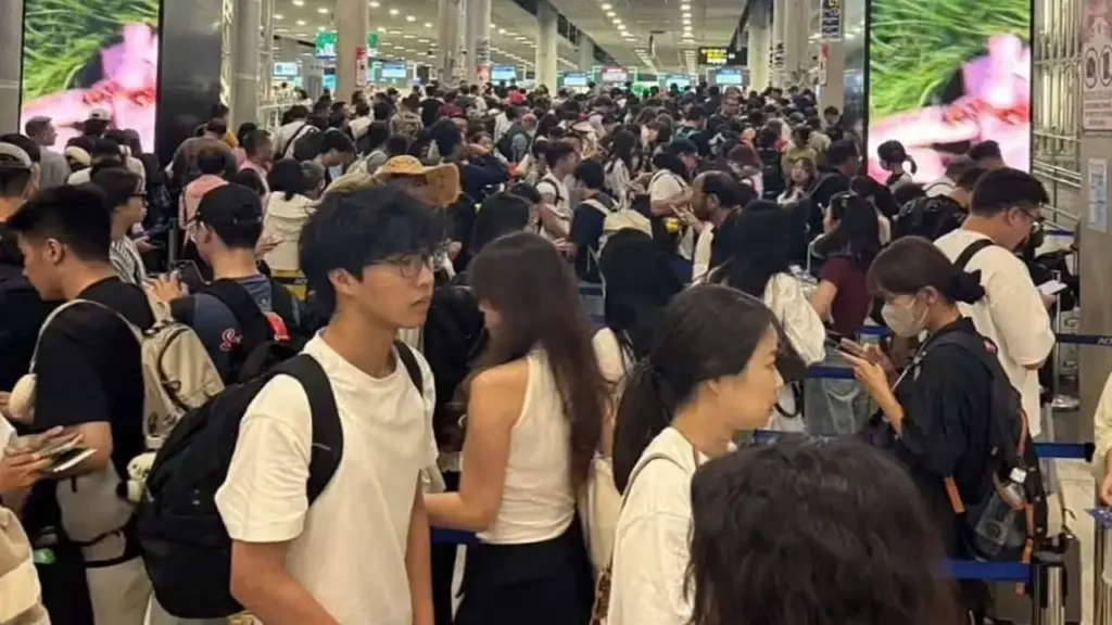 Sân bay lớn nhất Thái Lan quá tải, khách xếp hàng dài