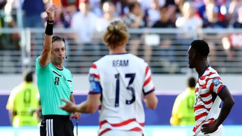 Sao Mỹ vừa bị thẻ đỏ, FIFA vẫn cho ra sân đấu Bỉ: Tổng thống Trump cảm ơn!