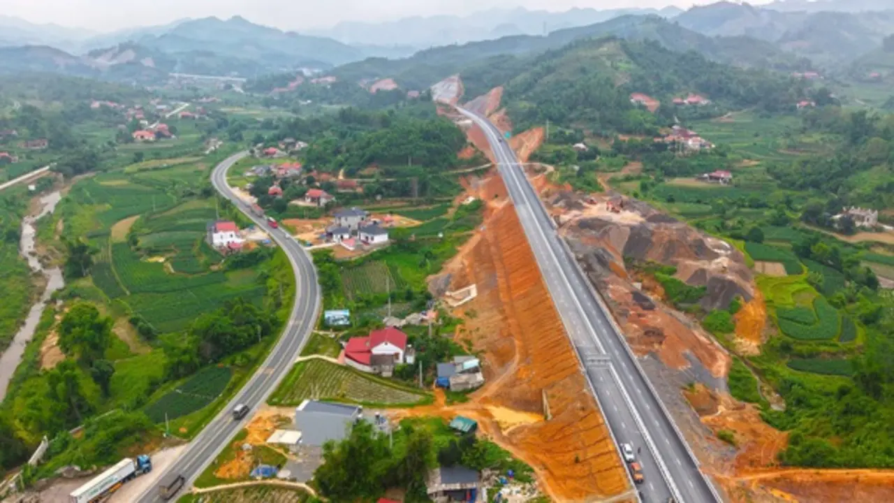 Sắp hoàn thành tuyến cao tốc nối cửa khẩu đường bộ lớn nhất miền Bắc