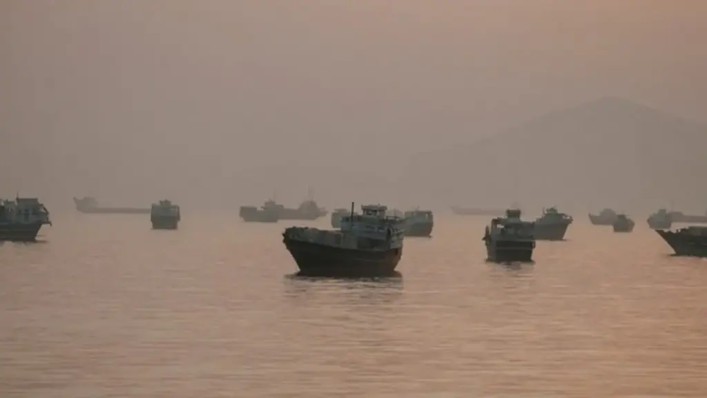 Sau eo biển Hormuz, Iran dọa phong tỏa thêm tuyến hàng hải năng lượng