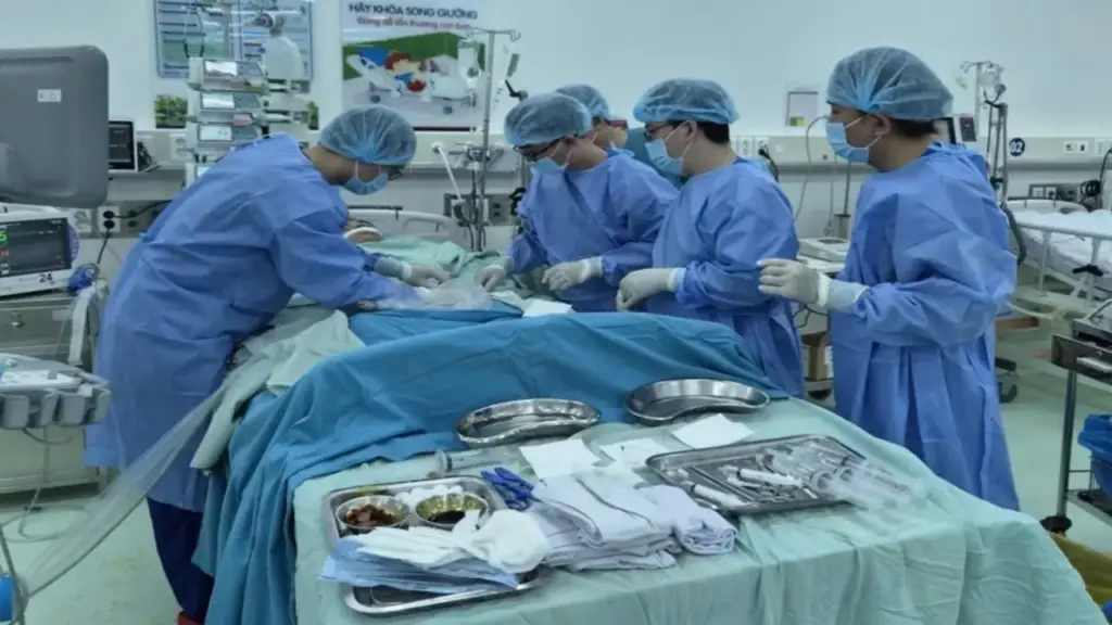 Sau kỳ thi lớp 10, nam sinh 15 tuổi bất ngờ rơi vào nguy kịch