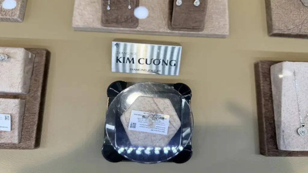 Sau lùm xùm giám định, khách có giấy chứng nhận vẫn lo 'làm sao biết đó là kim cương thật'