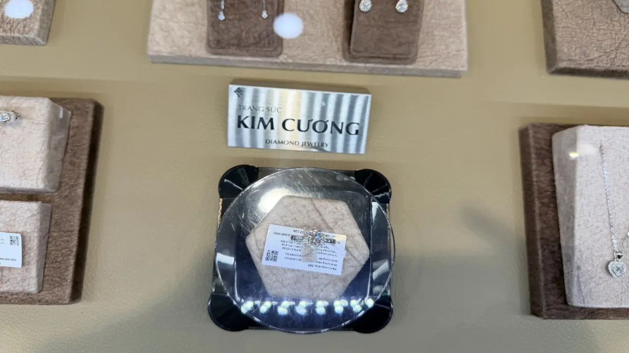 Sau lùm xùm giám định, khách có giấy chứng nhận vẫn lo 'làm sao biết đó là kim cương thật'