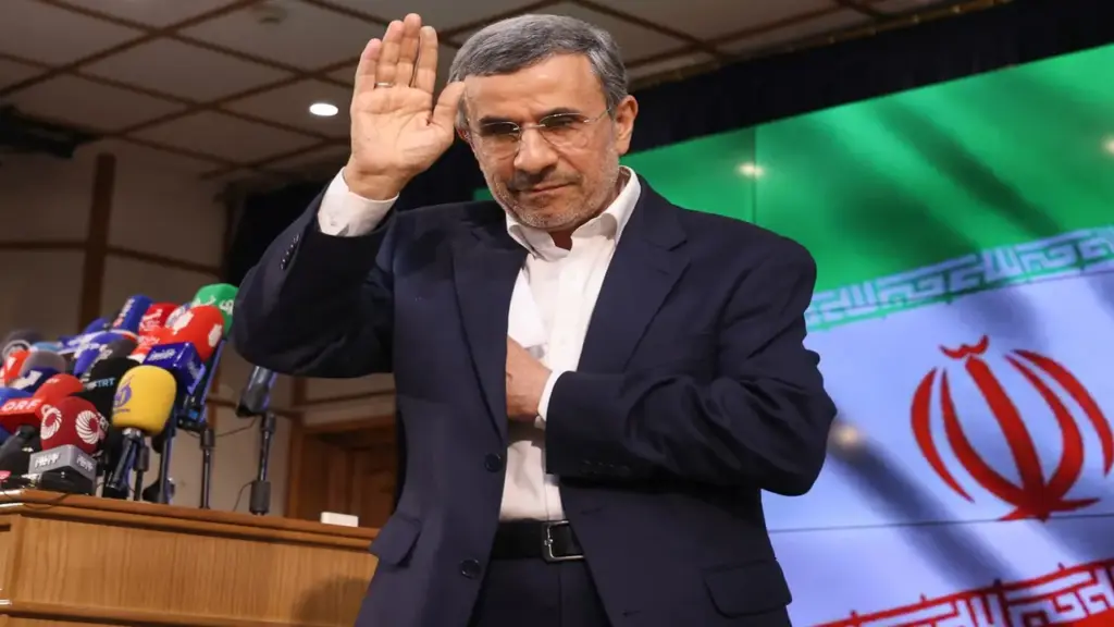 Sau tin đồn thiệt mạng, cựu tổng thống Iran xuất hiện tại lễ tang lãnh tụ Khamenei