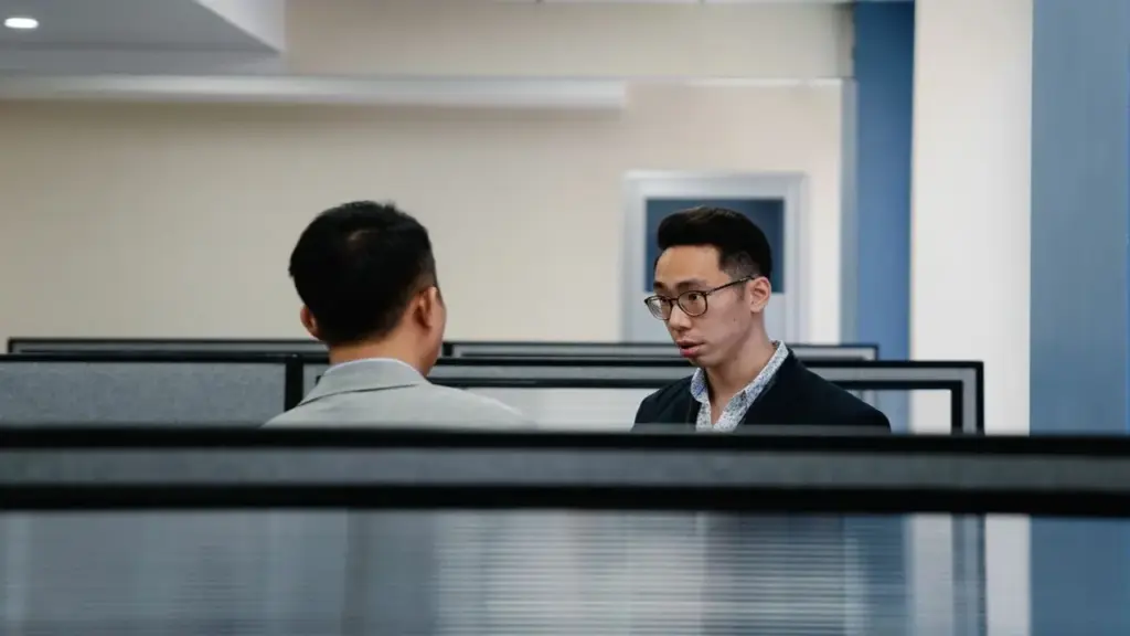Sếp không vừa mắt vì tôi đúng 17h đứng dậy đi về