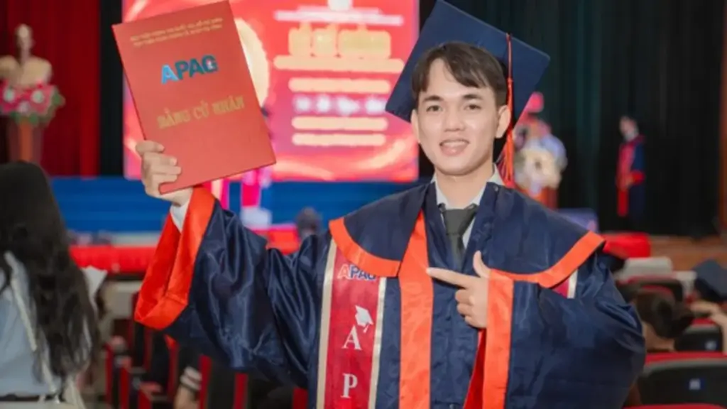 Sinh viên giỏi toàn khóa và lời hứa xúc động với mẹ