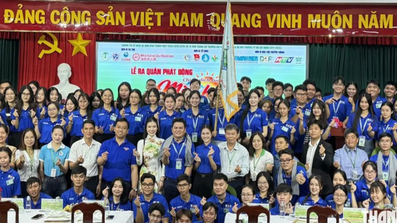 Sinh viên tình nguyện chuyển giao phần mềm hỗ trợ đắc lực cho địa phương