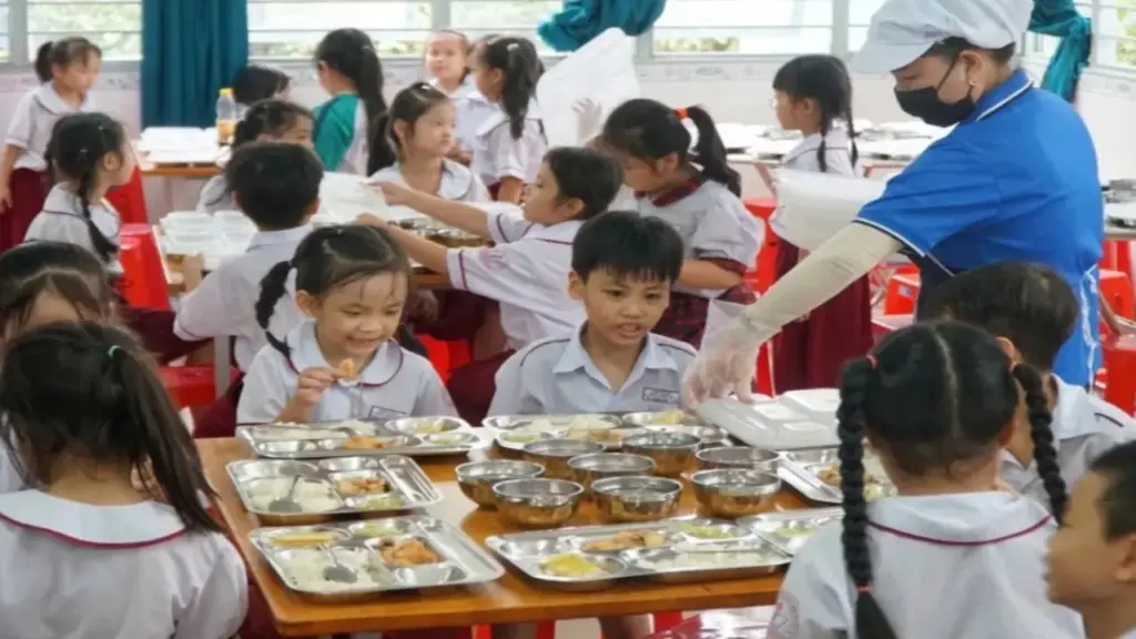 Sở GD&ĐT Hà Nội có chỉ đạo "nóng" về bữa ăn bán trú ở các trường học