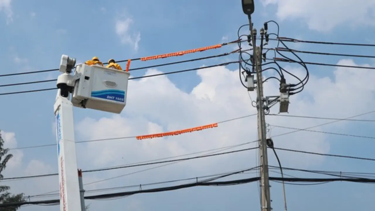 Sự âm thầm của biết bao con người phía sau những đường dây điện