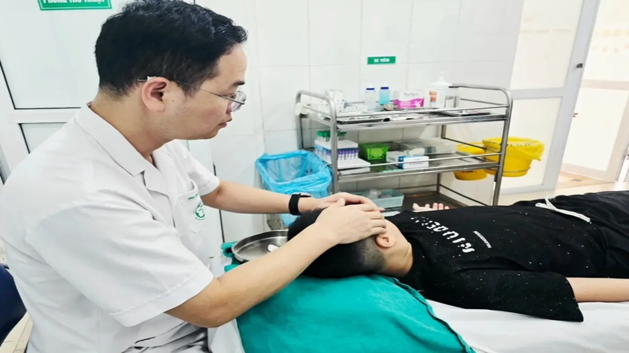 Suýt hỏng khuôn mặt con vì thói quen cạo gió khi trẻ méo miệng