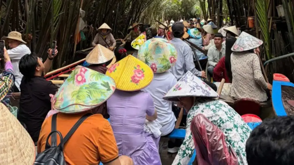 Tắc xuồng ba lá ở cồn Thới Sơn