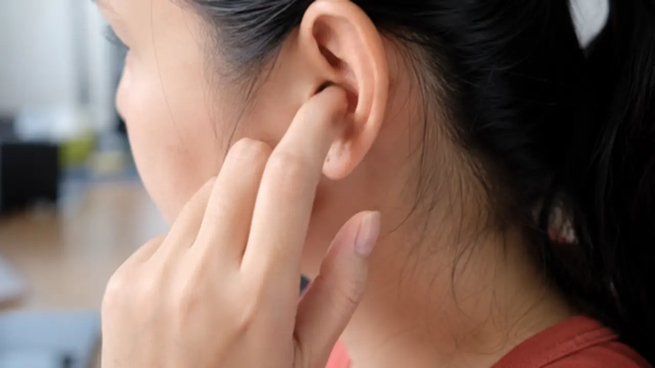 Tại sao ngứa tai lại phổ biến hơn vào mùa mưa?