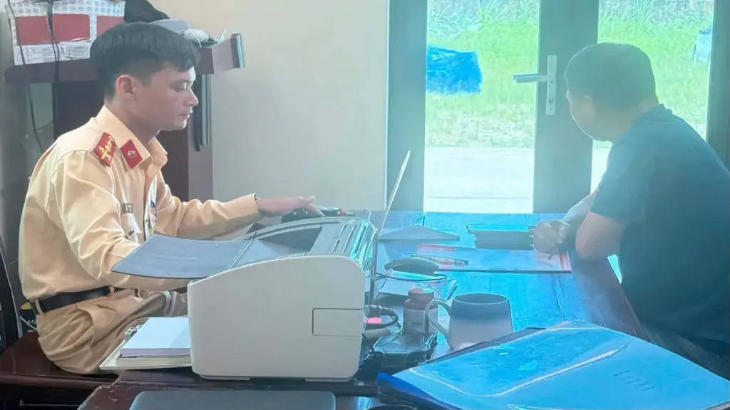 Tài xế bị phạt 19 triệu đồng vì lái ô tô vượt đèn đỏ
