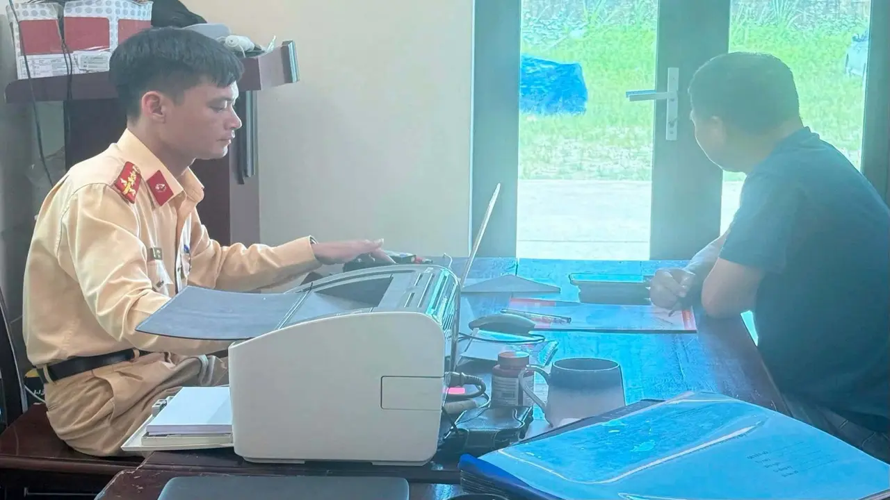 Tài xế bị phạt 19 triệu đồng vì lái ô tô vượt đèn đỏ