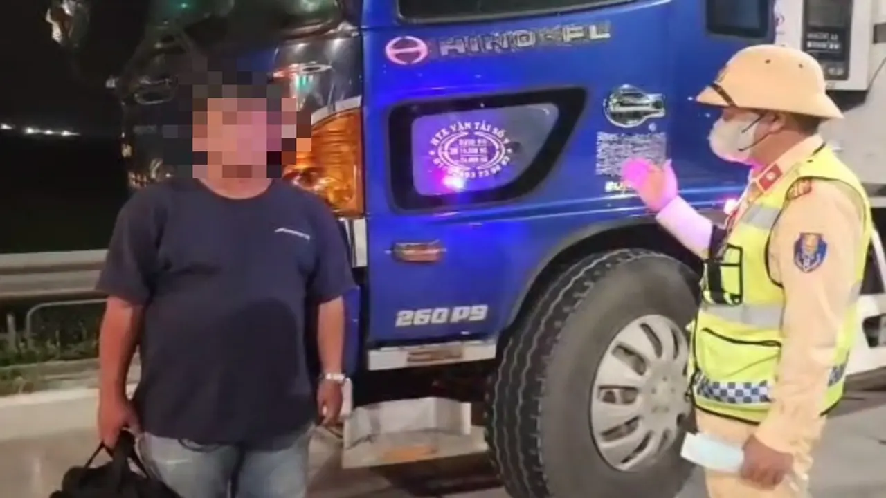 Tài xế có nồng độ cồn vẫn lái xe tải chạy trên cao tốc Cam Lâm - Vĩnh Hảo