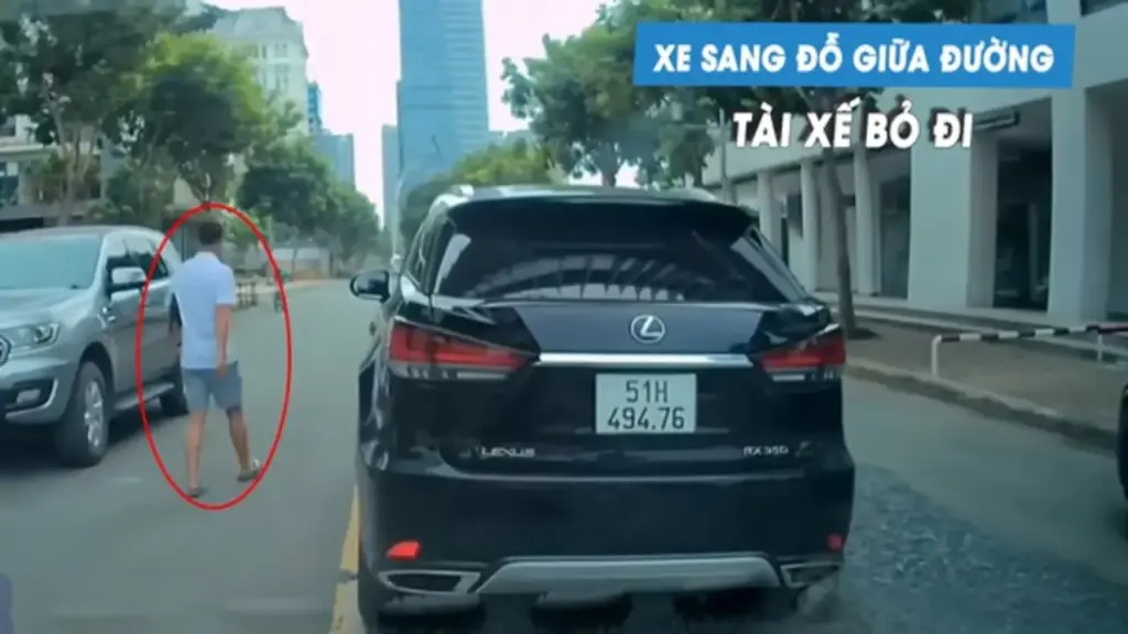 Tài xế đỗ xe sang Lexus giữa đường rồi... ngang nhiên bỏ đi