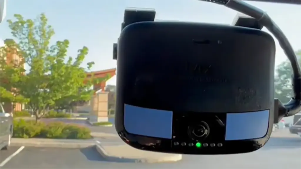 Tài xế không thể nói chuyện điện thoại vì bị camera AI giám sát