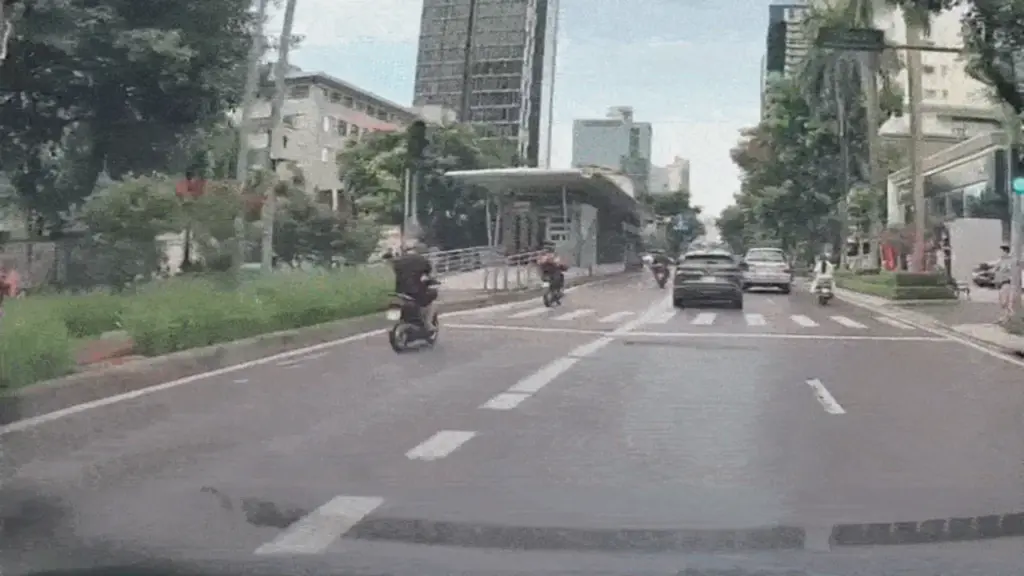 Tài xế taxi đánh người khác tới tấp vì va quệt nhỏ