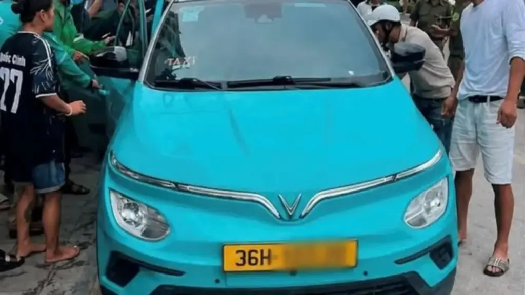 Tài xế taxi gục trong xe khi đang đợi khách, lực lượng chức năng giải cứu bất thành