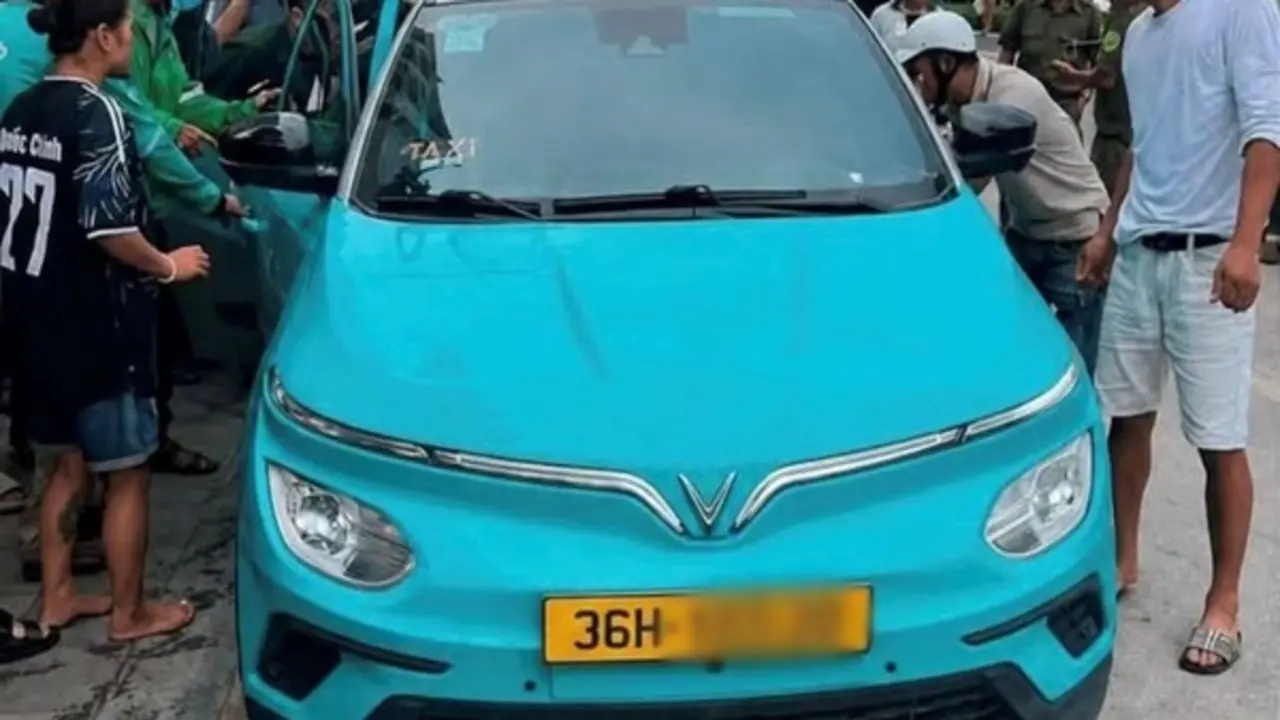 Tài xế taxi gục trong xe khi đang đợi khách, lực lượng chức năng giải cứu bất thành