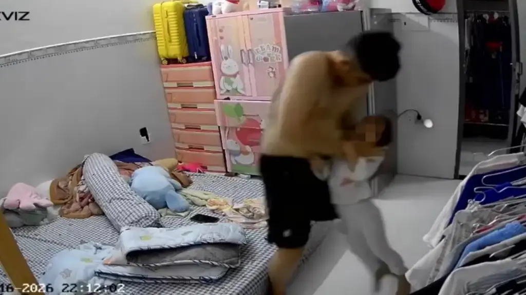 Tạm giữ gã đạp con riêng của người tình ở TPHCM