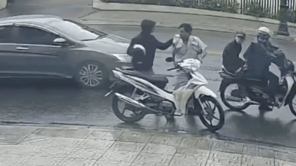 Tấn công, cướp xe máy của người đang chờ đèn đỏ