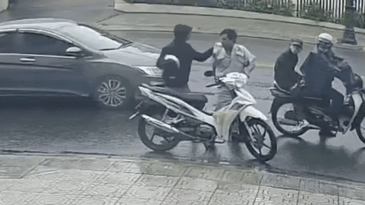 Tấn công, cướp xe máy của người đang chờ đèn đỏ