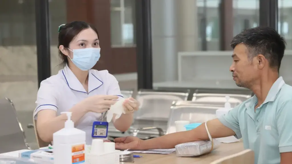 Tăng phụ cấp đặc thù cho nhân viên y tế từ ngày 15-7
