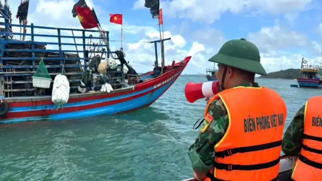 Tàu du lịch tạm dừng hoạt động trên vịnh Hạ Long để tránh bão