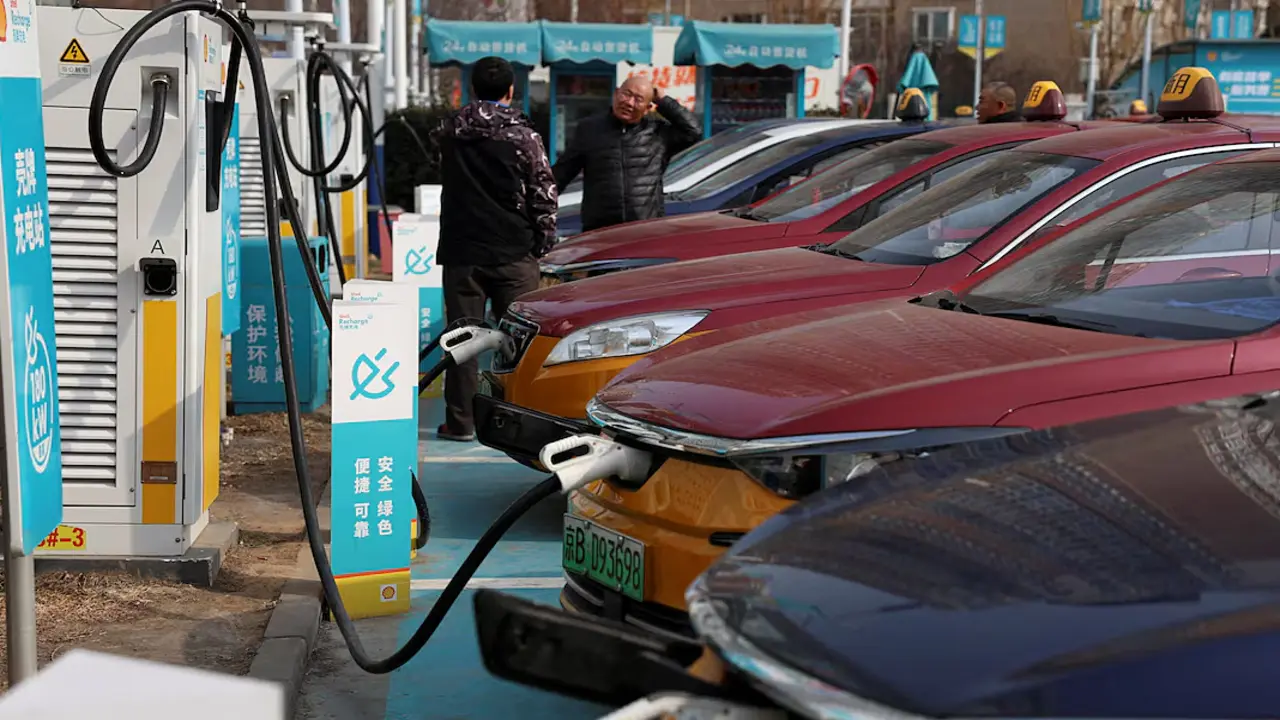 Taxi điện giúp Trung Quốc xoa dịu cú sốc giá dầu
