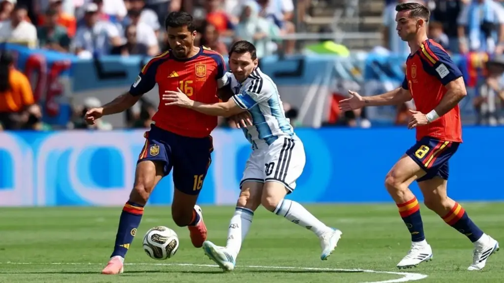 Tây Ban Nha 0-0 Argentina (hết H1): Messi và đồng đội gặp khó