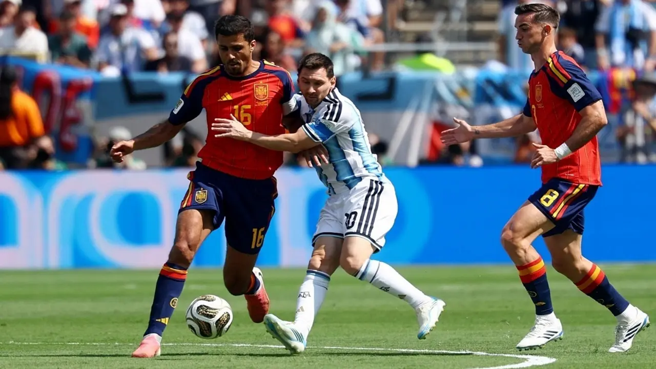 Tây Ban Nha 0-0 Argentina (hết H1): Messi và đồng đội gặp khó
