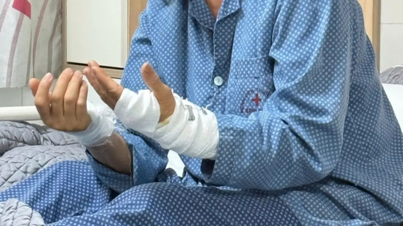Tê bì tay, không bế nổi cháu người phụ nữ suýt mất chức năng bàn tay