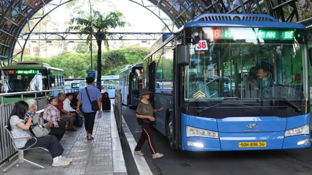 Tham quan nhiều điểm du lịch nổi tiếng ở TP.HCM với xe buýt 0 đồng