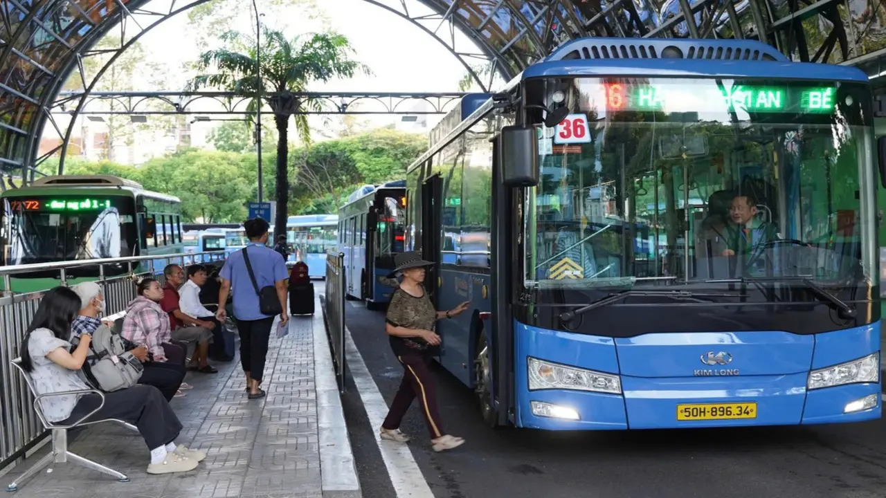 Tham quan nhiều điểm du lịch nổi tiếng ở TP.HCM với xe buýt 0 đồng