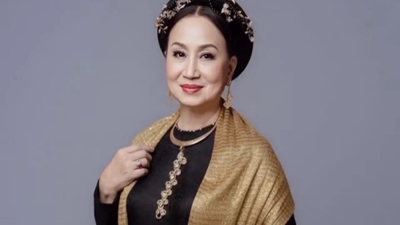 Thần thái của nữ NSƯT duy nhất đóng cả 2 bộ phim về Nam Phương Hoàng hậu