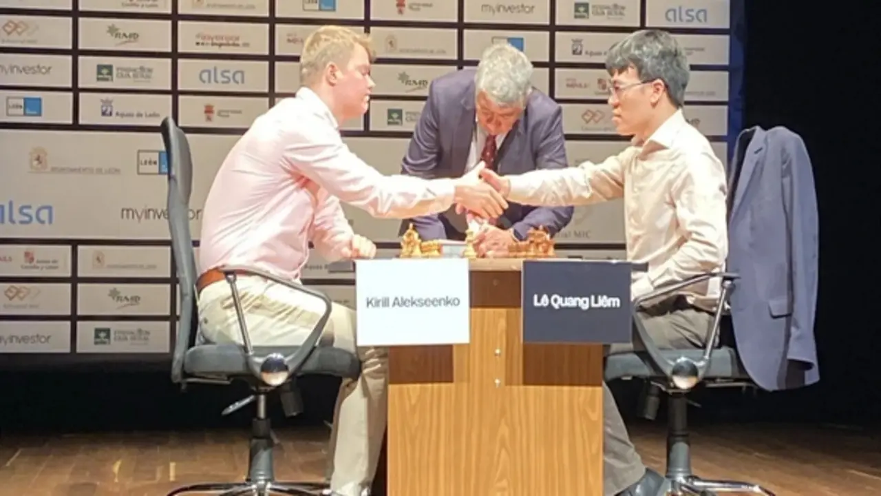 Thắng đối thủ Áo ở 'ván đấu sinh tử', kỳ thủ Lê Quang Liêm vào chung kết giải Leon Masters 2026