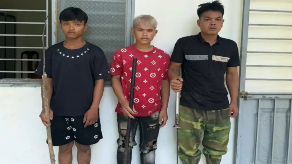 Thanh niên mới ra tù rủ đồng bọn vô cớ chém người đi đường