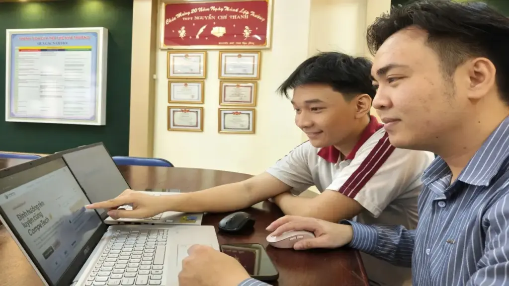 Thầy giáo TPHCM cùng học sinh tạo nền tảng AI đổi mới đánh giá rèn luyện
