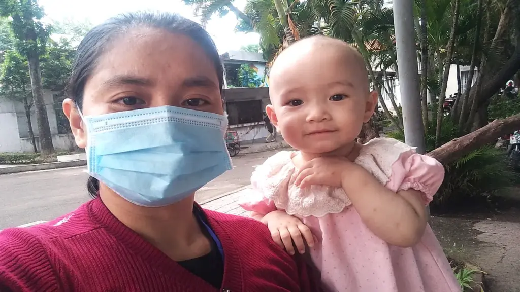 Thế kẹt của gia đình nghèo nhận nuôi cháu ung thư