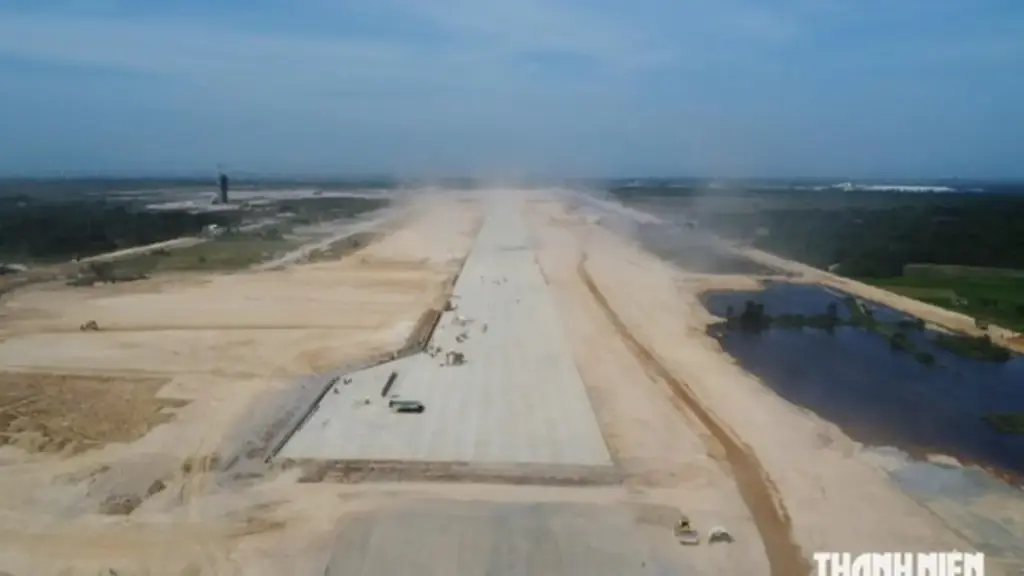 Thi công sân bay Quảng Trị: Người dân 'khó thở' vì bụi từ công trường